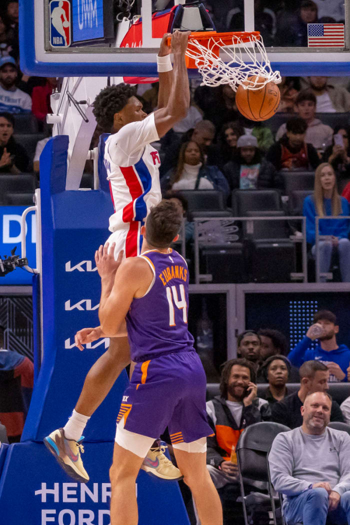 Ausar Thompson dunks